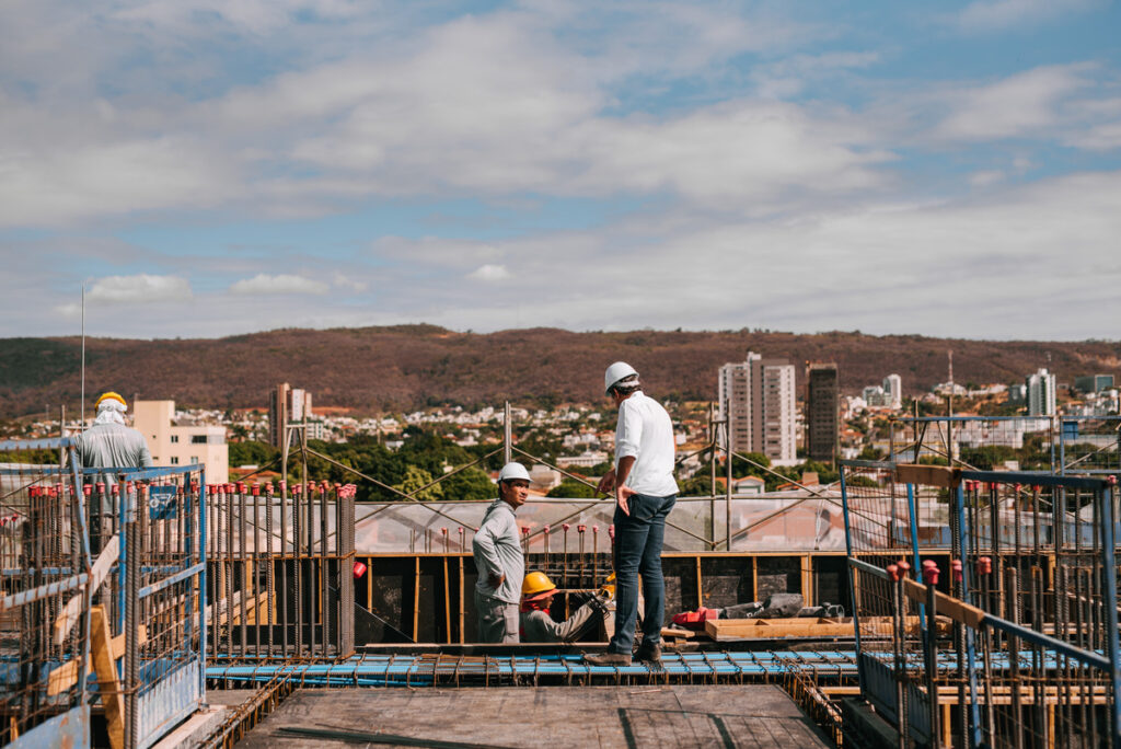 Arquiteto e um dos sócios da Empominas acompanhando obra do Infinity, prédio comercial de alto padrão da empresa lançado em 2023.